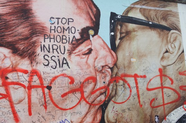 Dmtri Vrubel falfestmșnye, és homofób, politikai falfirkák. Shiree Schade, 2013 december